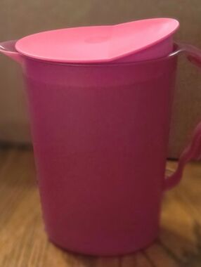 Tupperware Impressions 2 QT Pitcher NWT